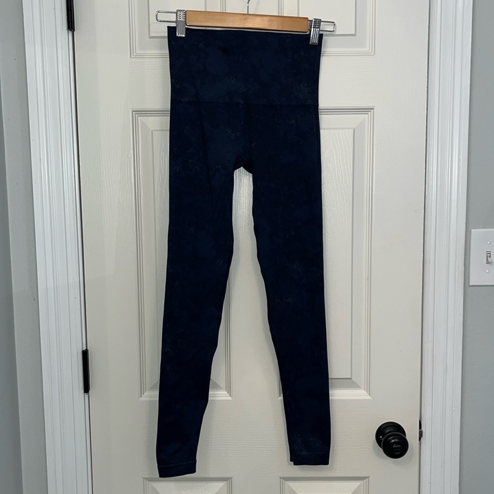 Spanx Look at Me Now Navy Print‎ High-Waisted Seamless Leggings Sz M Shaping